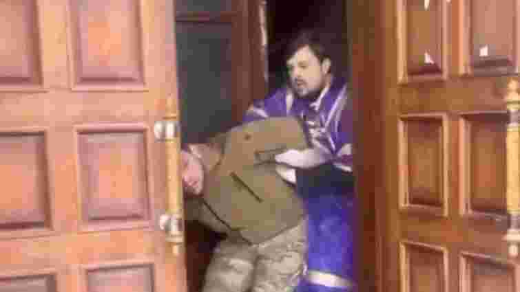 Священика УПЦ МП, який побив військового в храмі Хмельницького, оголосили в розшук