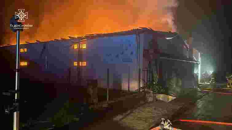 Уночі на Львівщині сталася велика пожежа в магазині будматеріалів Уночі на Львівщині сталася велика пожежа в магазині будматеріалів