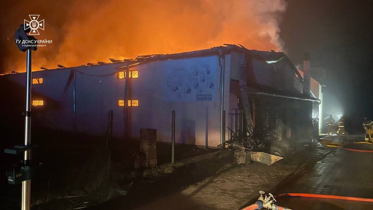 Уночі на Львівщині сталася велика пожежа в магазині будматеріалів