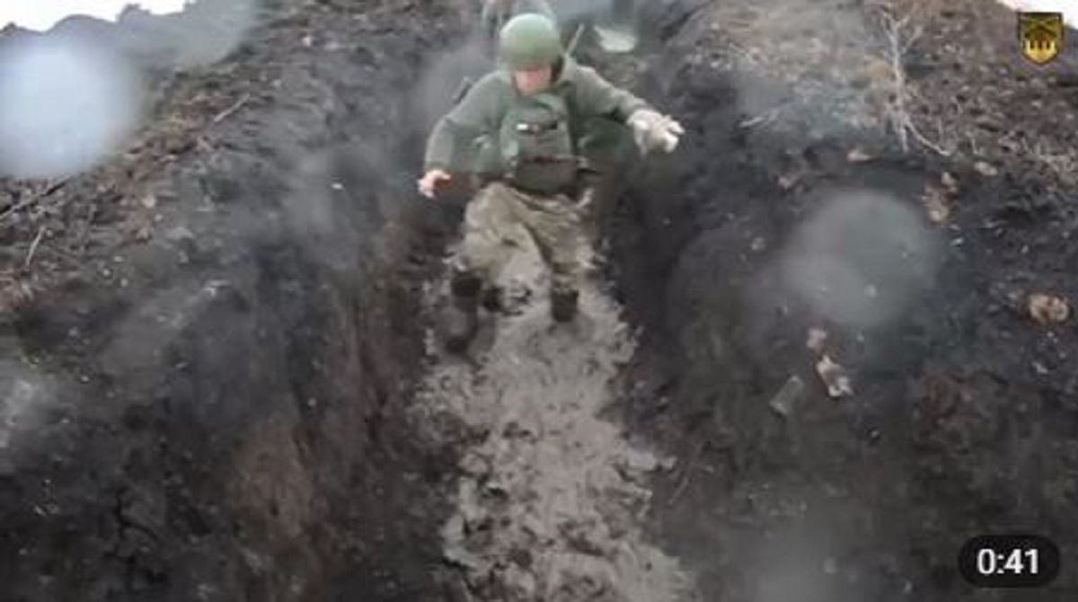 Генерал-полковник Сирський показав відео з окопів 92-ї бригади на передовій