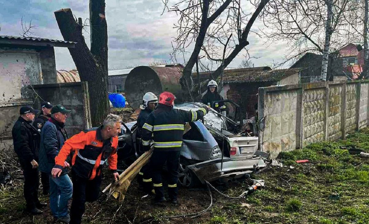 19-річний водій BMW загинув в ДТП на Хмельниччині, двоє потерпілих 