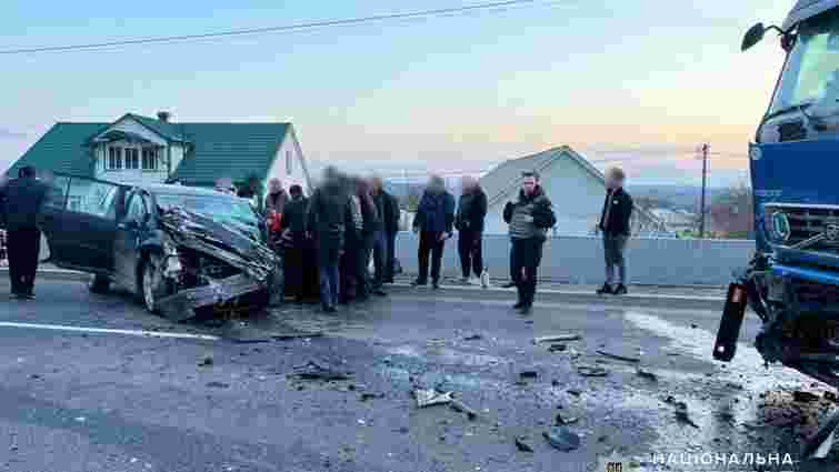 Внаслідок ДТП з вантажівкою біля Чернівців загинула 56-річна водійка 