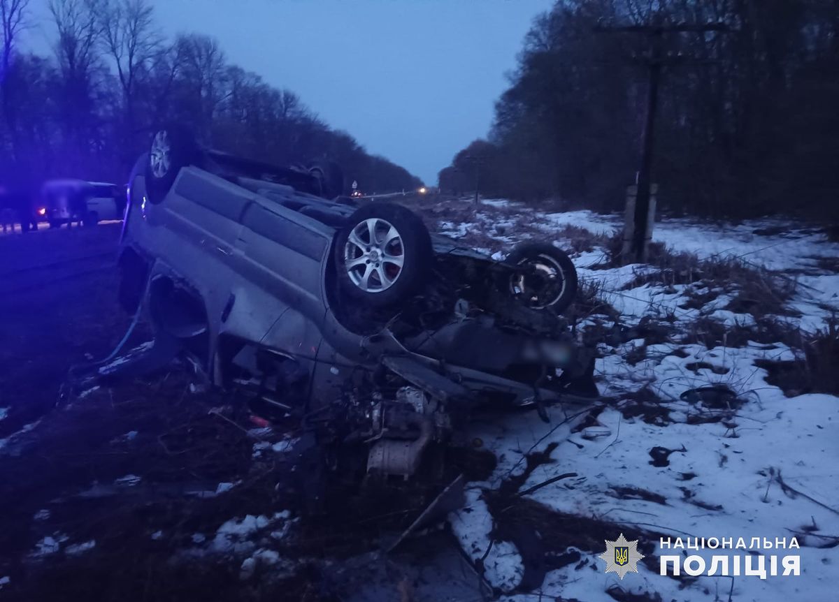 22-річний водій мікроавтобуса загинув у ДТП на Буковині, двоє постраждалих 