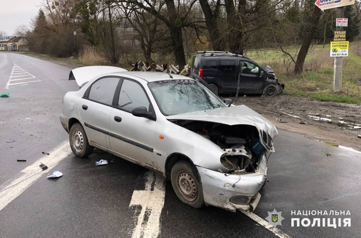 Внаслідок ДТП біля Хмельницького постраждали троє дорослих і 2-річна дитина