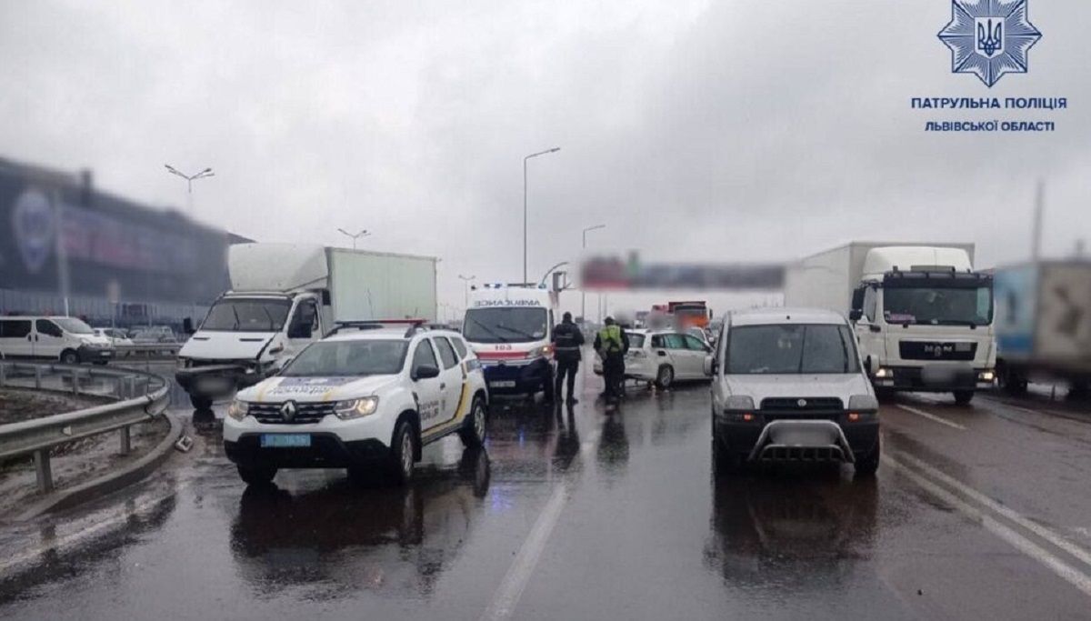 На об’їзній дорозі Львова ускладнений рух через потрійну ДТП