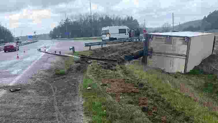 На трасі «Київ-Чоп» біля Бродів перекинулась вантажівка, водій загинув