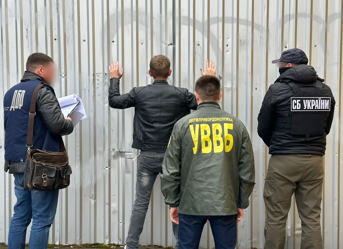 Прикордонника з Ужгорода затримали на $1,5 тис. хабара від контрабандистів