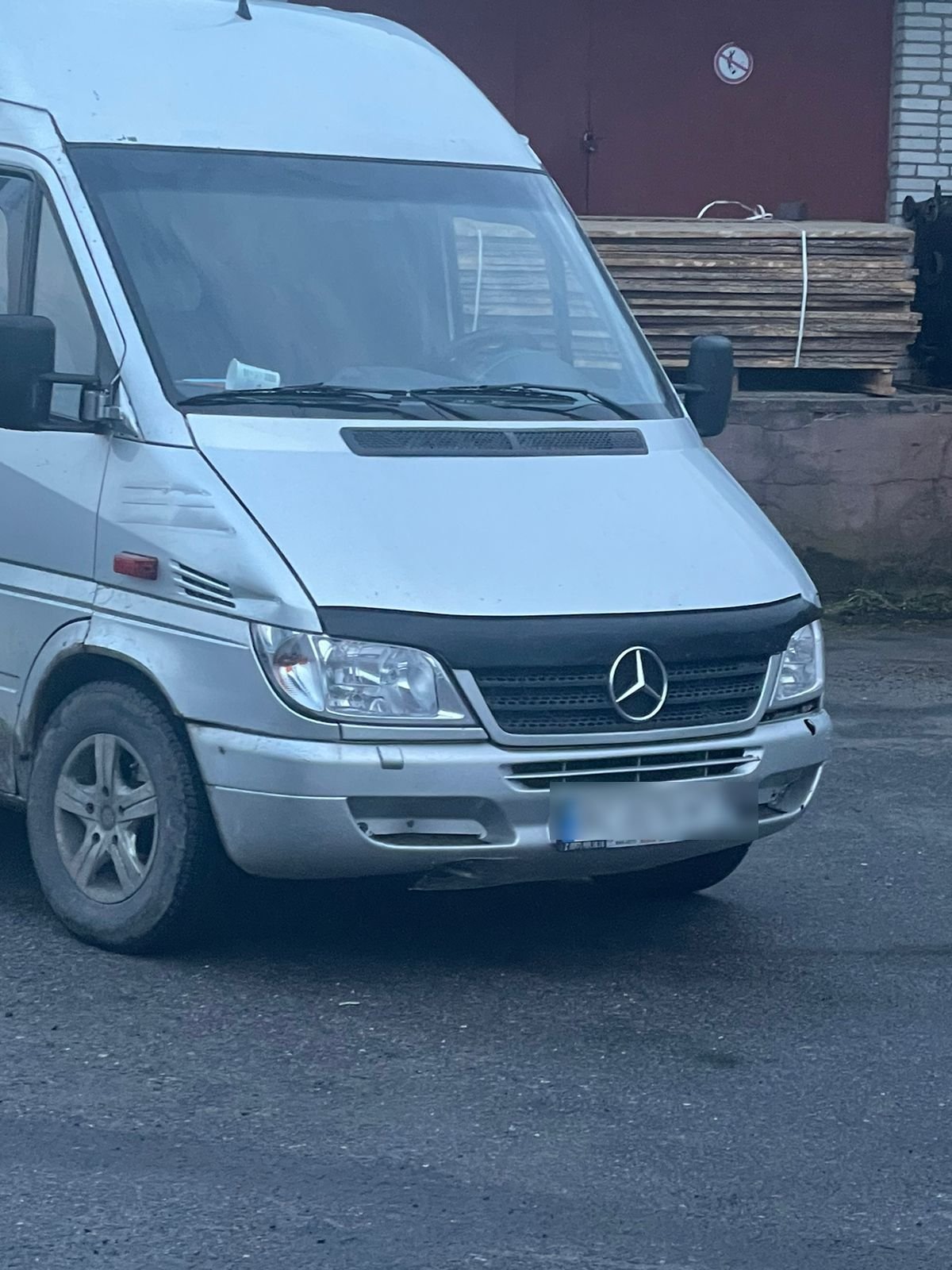 38-річний мешканець Львівщини спробував незаконно ввезти партію молочних продуктів (фото Держприкордонслужби)