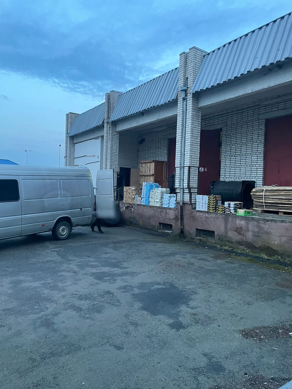 38-річний мешканець Львівщини спробував незаконно ввезти партію молочних продуктів (фото Держприкордонслужби)