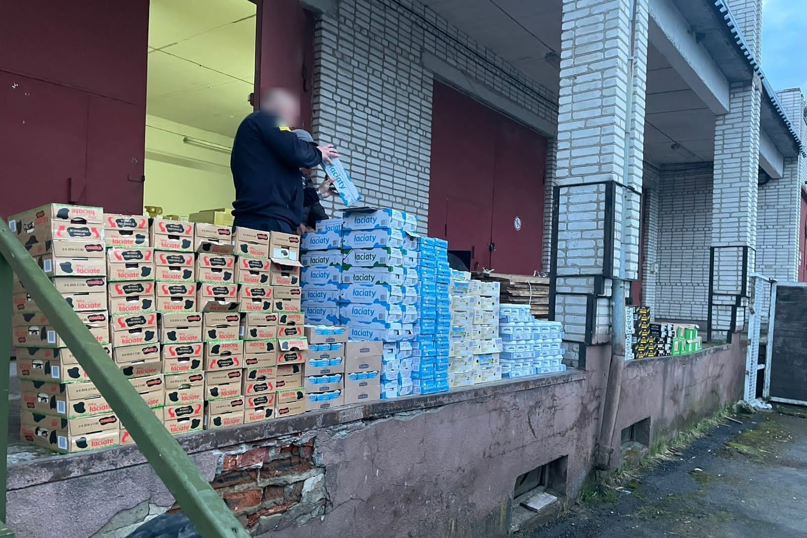 38-річний мешканець Львівщини спробував незаконно ввезти партію молочних продуктів (фото Держприкордонслужби)