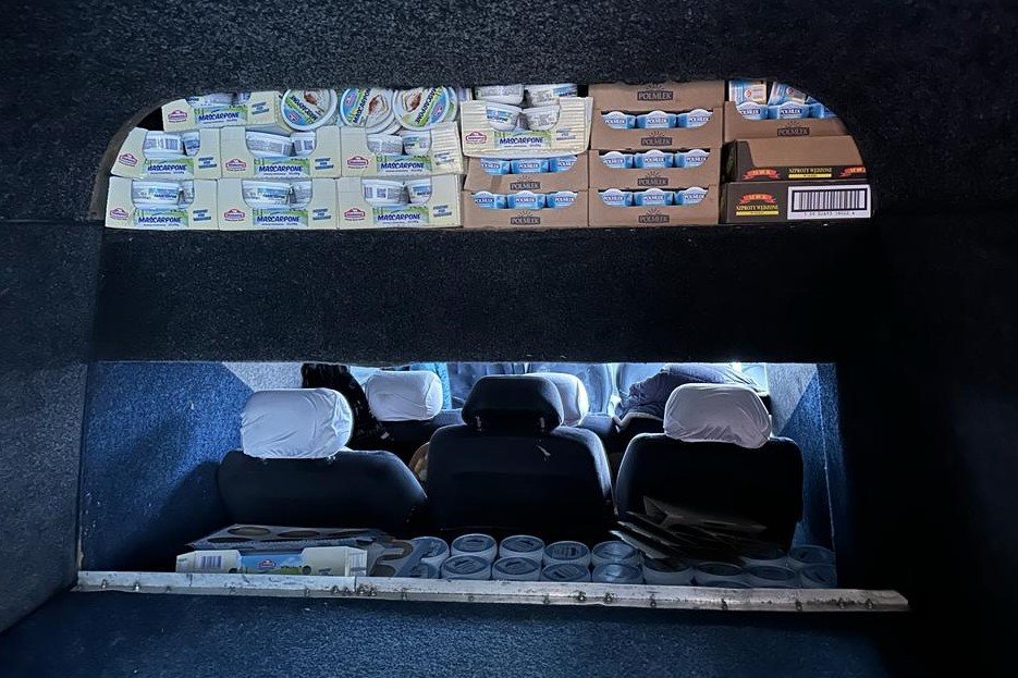 38-річний мешканець Львівщини спробував незаконно ввезти партію молочних продуктів (фото Держприкордонслужби)