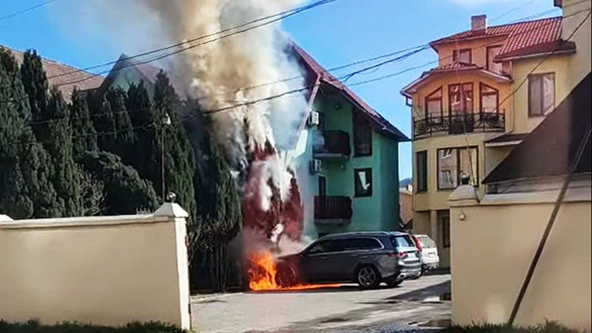У Мукачеві біля перукарні підпалили автомобіль місцевого депутата