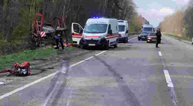 Водій Toyota Camry загинув у ДТП з двома фурами на Львівщині