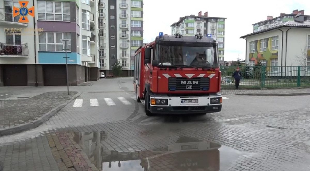У Франківську випадковий перехожий врятував з пожежі бабусю з онуком