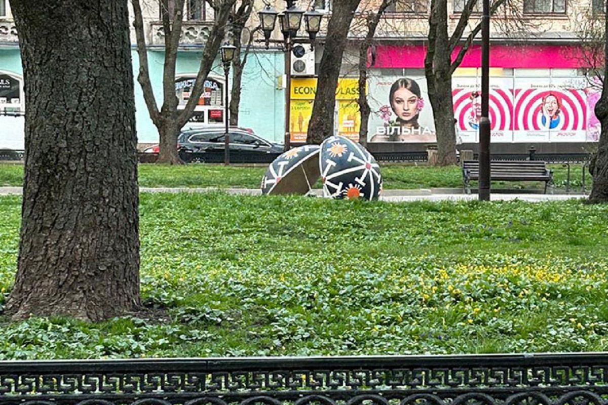 П'яний чоловік розбив декоративне пасхальне яйце в центрі Тернополя