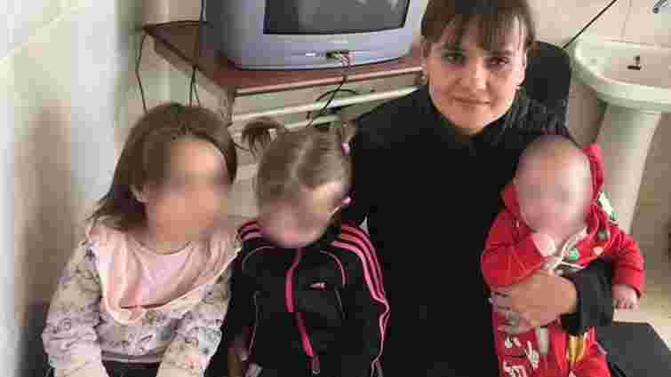 Поліція вилучила трьох доньок у мешканки Мукачева через недогляд