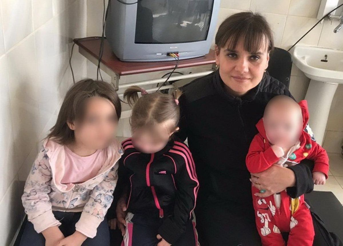 Поліція вилучила трьох доньок у мешканки Мукачева через недогляд