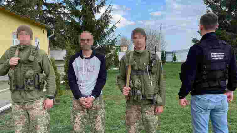 Чернівецькі прикордонники затримали ухилянта з патронами до бойової зброї 