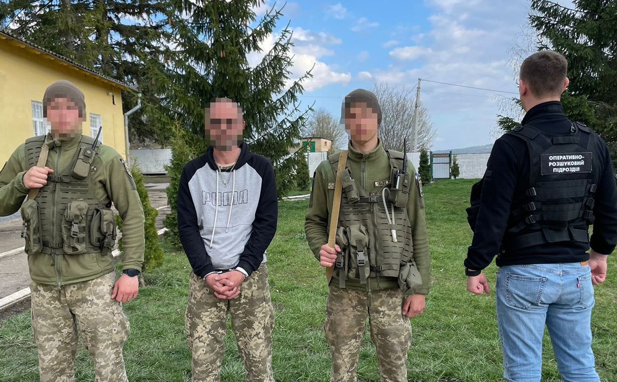 Чернівецькі прикордонники затримали ухилянта з патронами до бойової зброї 