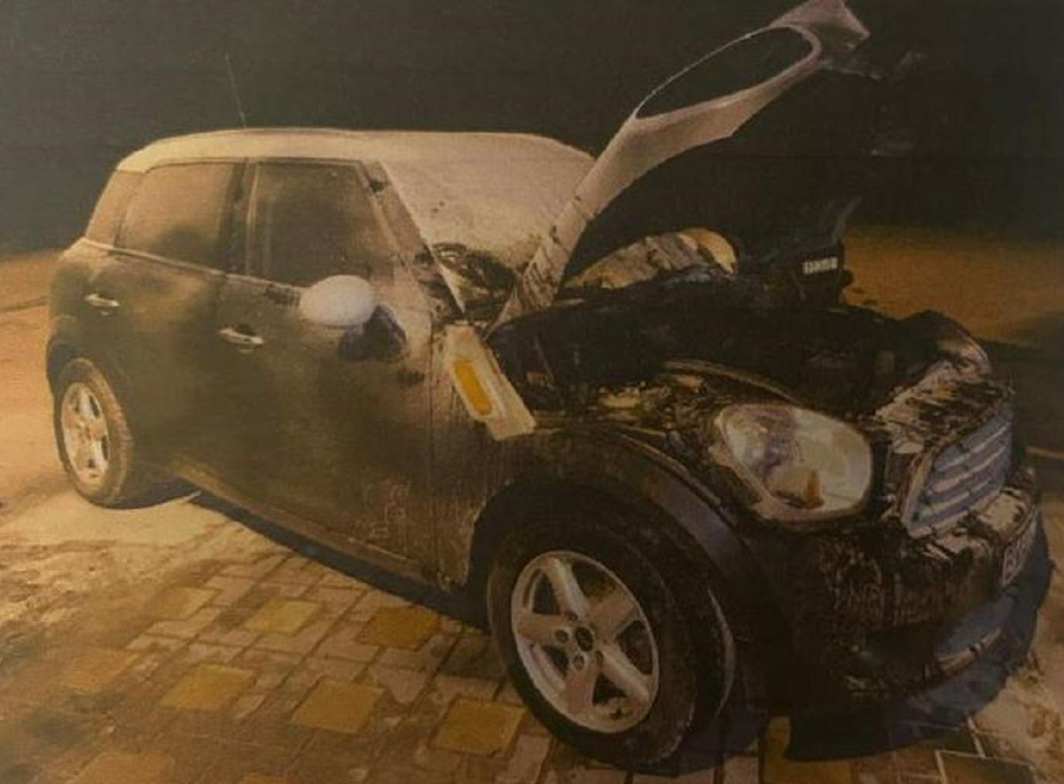 Троє мешканців Хмельниччини підпалили автомобіль посадовця