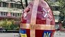 У центрі Івано-Франківська встановили двометрову сталеву писанку на протитанковому їжаку