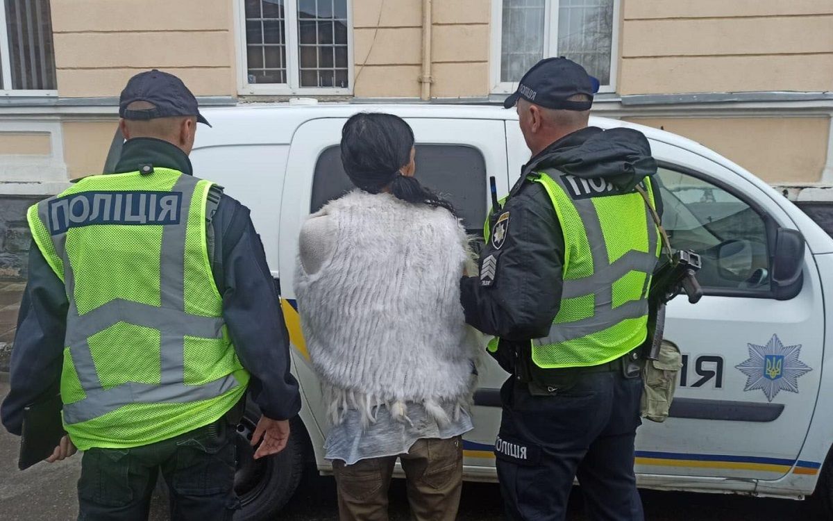 На Львівщині нетвереза водійка втекла з місця ДТП та напала на поліцейських з мачете
