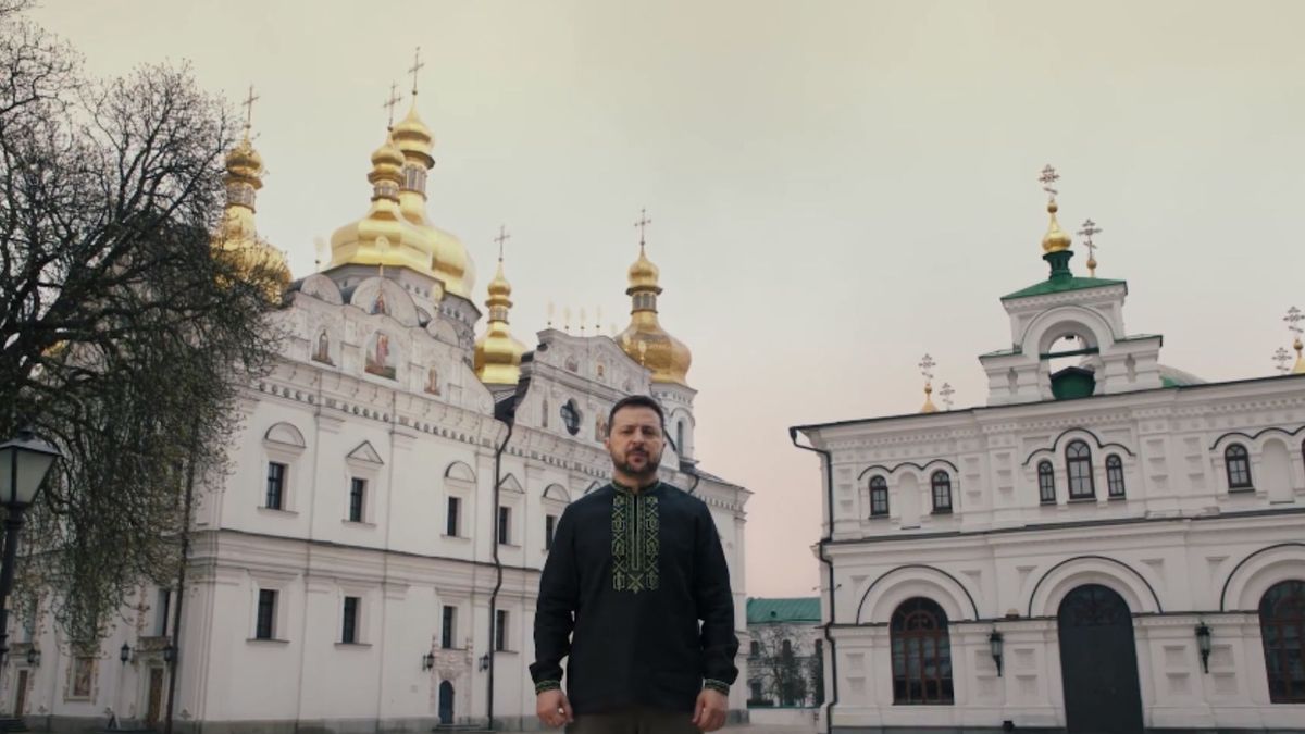 Президент України привітав українців з Великоднем