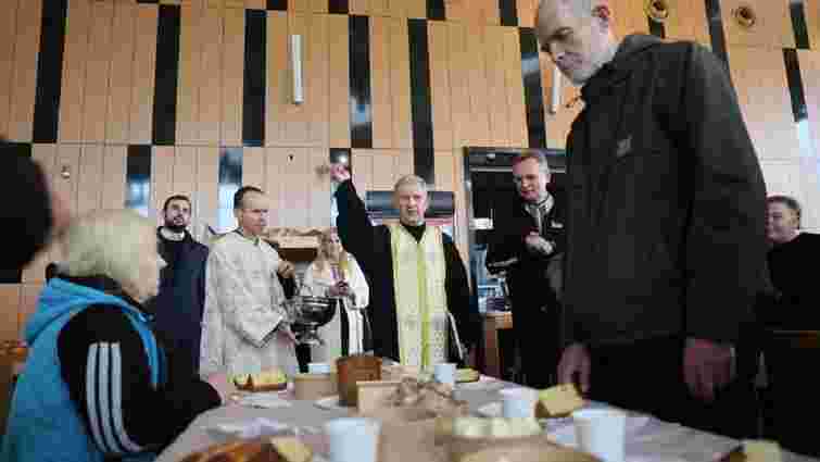 У Львові організували Великодній сніданок для людей у потребі та переселенців