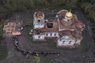 Віряни святять паски біля руїн спаленої росіянами церкви на Чернігівщині. Фото дня