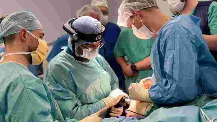У Львові вперше в Україні пацієнтові вживили протез у кістку