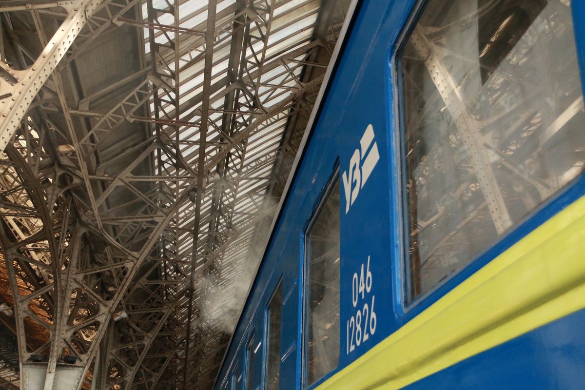 На ділянці Львів – Мостиська тимчасово закриють залізничний переїзд