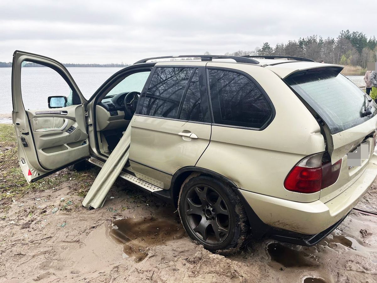 На Рівненщині BMW X5 з'їхав у озеро, двоє юнаків загинули