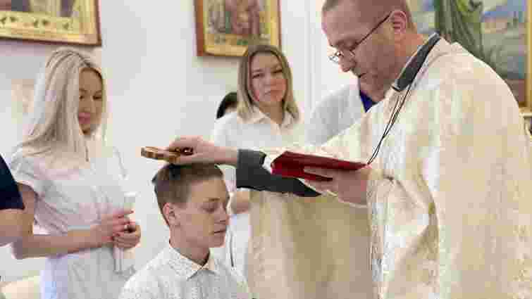 У дитячій лікарні Львова похрестили 16-річного підлітка з Бахмута