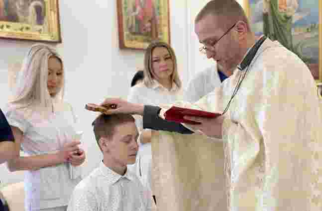 У дитячій лікарні Львова похрестили 16-річного підлітка з Бахмута