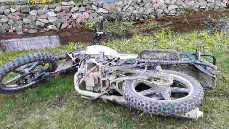 На Львівщині п'яний мотоцикліст збив неповнолітню велосипедистку