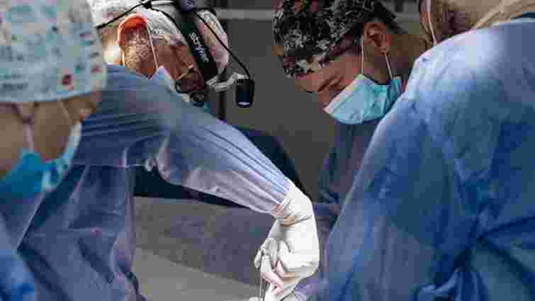 Львівські трансплантологи разом із легендарним хірургом провели родинну трансплантацію нирки