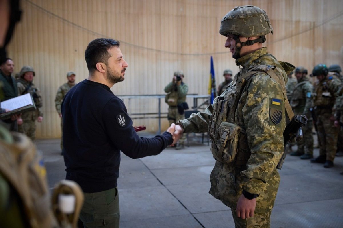 Зеленський відвідав передові позиції українських військових в Авдіївці