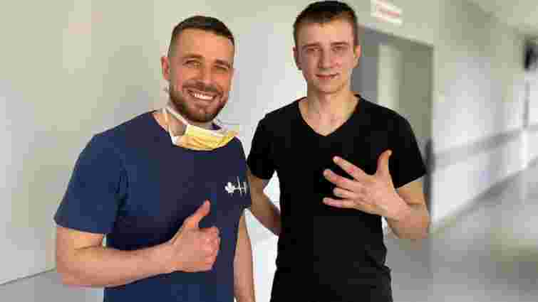 21-річному мешканцю Львівщини хірурги успішно приживили відсічені пальці руки