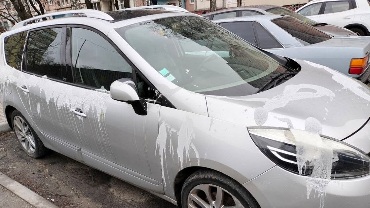 Організатору спідвейних гонок у Рівному облили авто кислотою