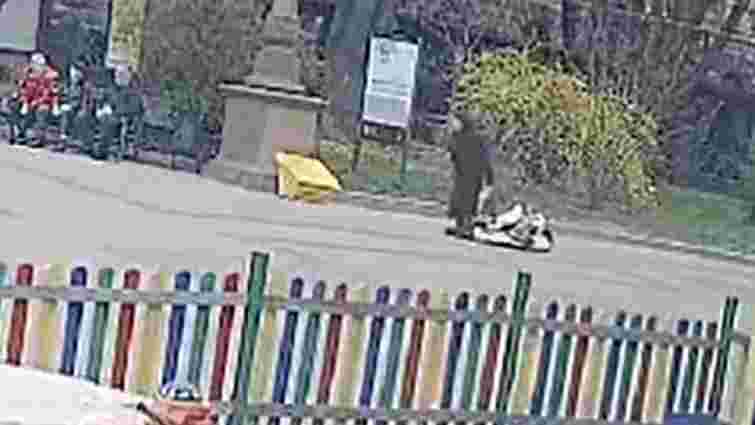 У центрі Тернополя хлопчик на дитячій машинці збив літню жінку 