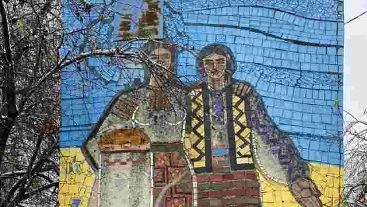 Рівненську міськраду розкритикували за демонтаж радянської стели з мозаїкою