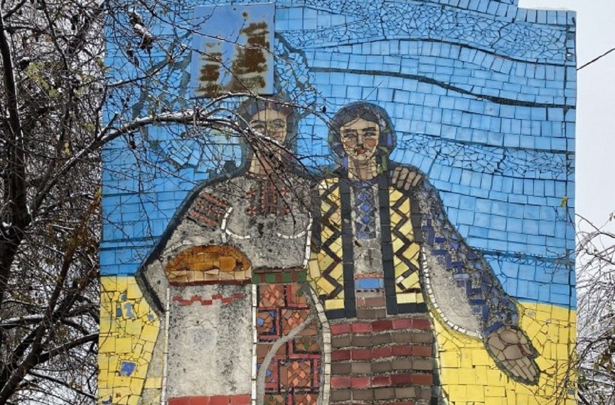 Рівненську міськраду розкритикували за демонтаж радянської стели з мозаїкою