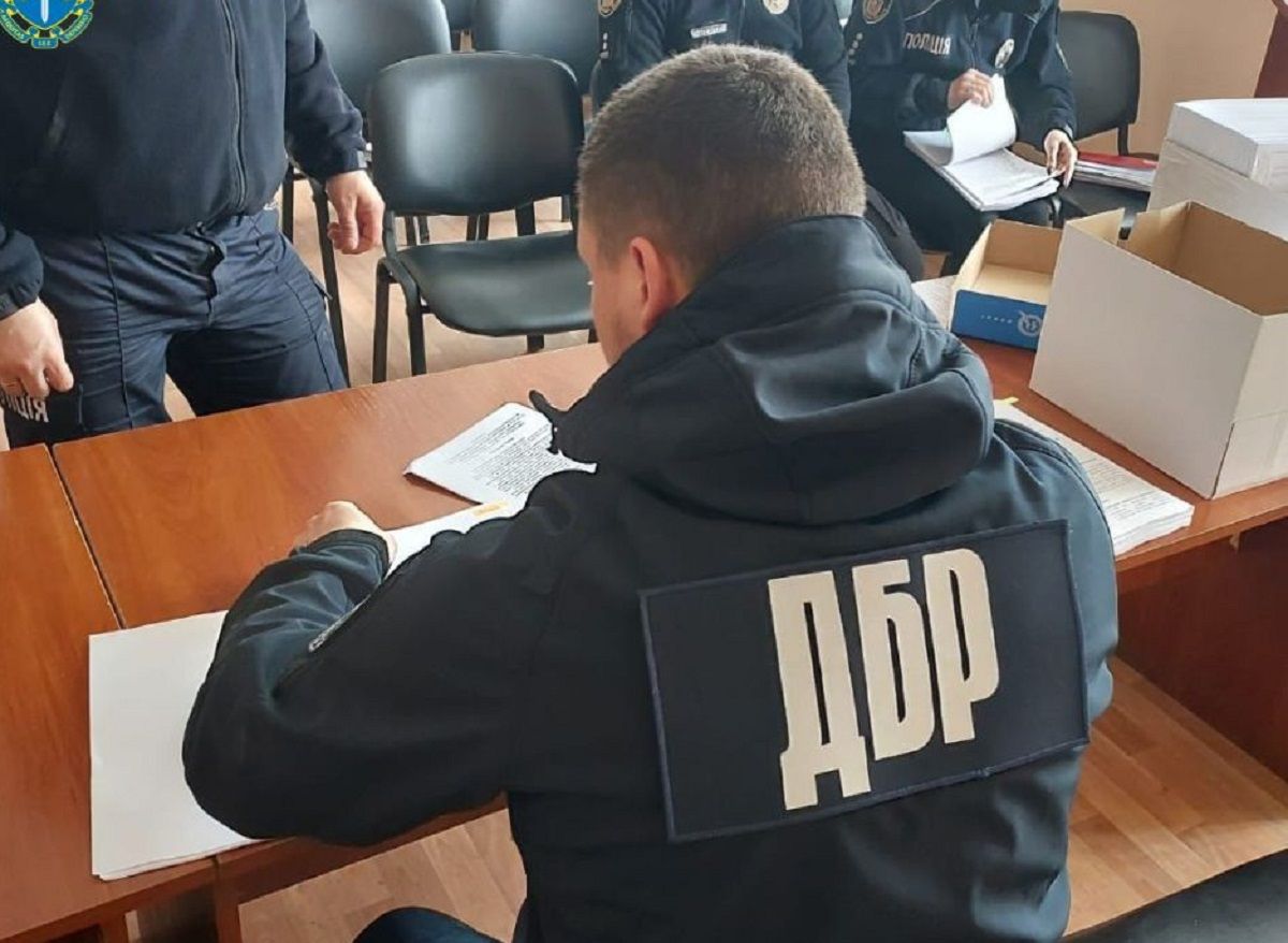 Шістьох поліцейських з Хмельниччини звинуватили у побитті затриманого