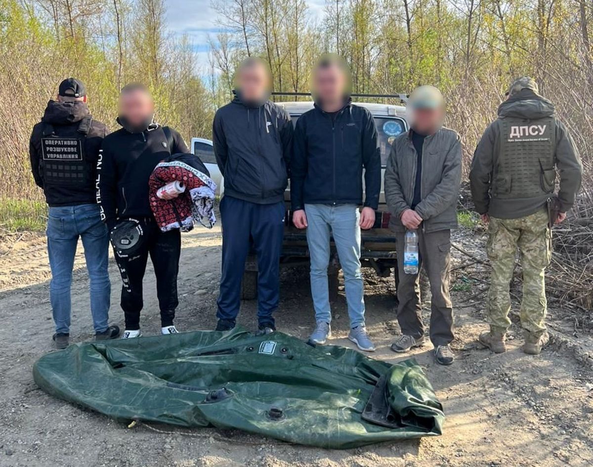 Троє закарпатців намагалися переправити ухилянтів до Румунії на ґумовому човні 