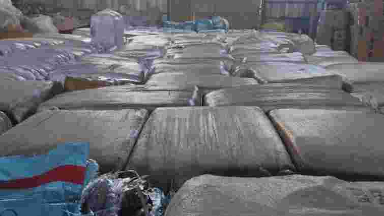 Митники затримали львів'янина, який віз 23 тонни нового одягу як гуманітарний вантаж