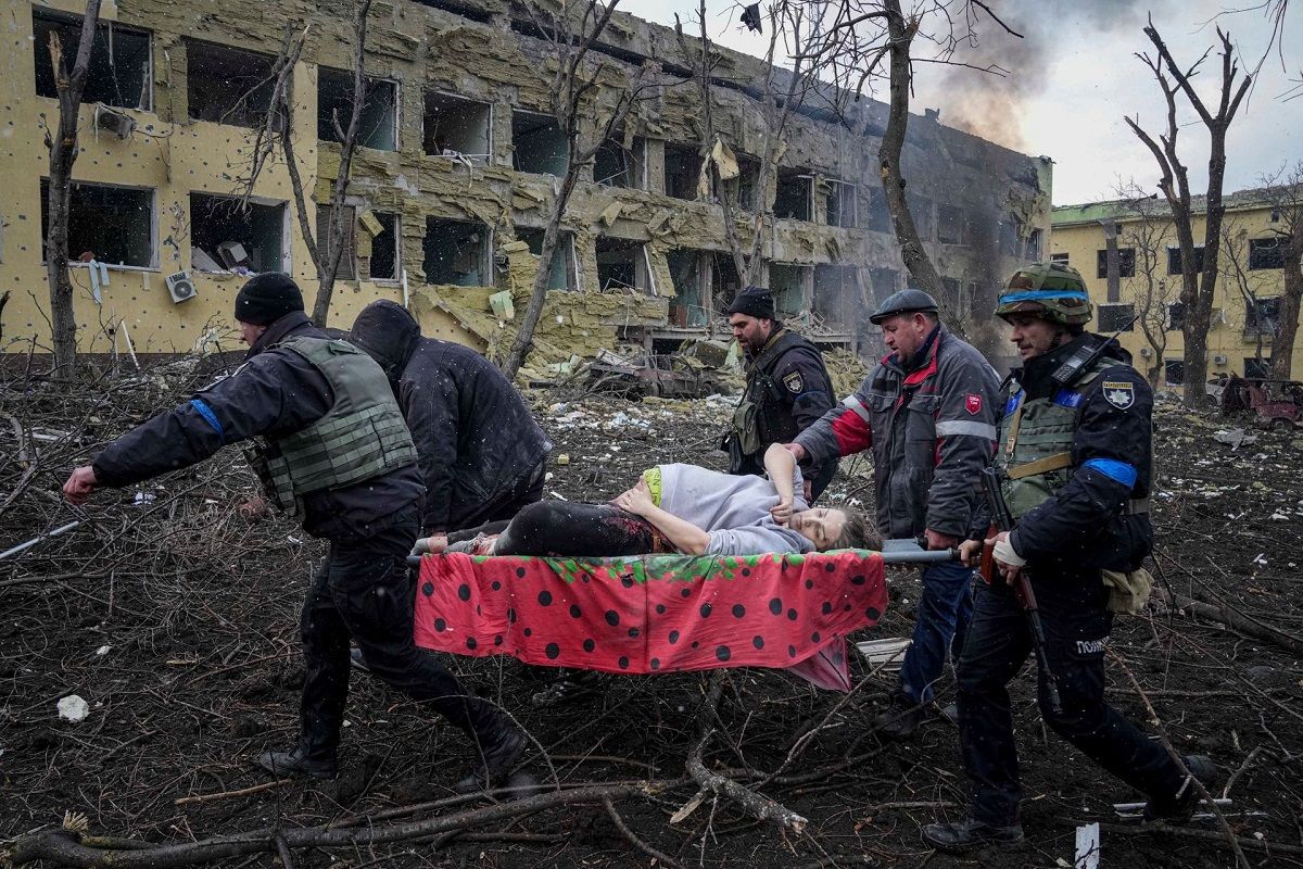Фотографія з розбомбленого пологового в Маріуполі перемогла на World Press Photo 2023