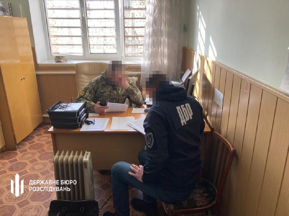 На Рівненщині викрили схему з бойовими доплатами військовим, які перебувають в тилу