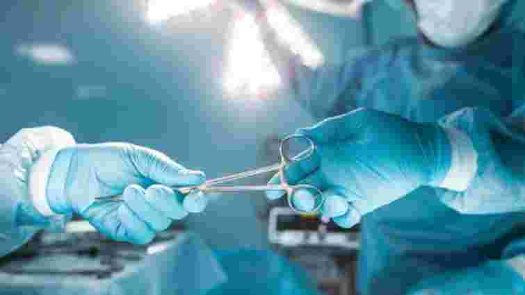 Лікарі виявили у пораненого бійця ЗСУ кулю на місці зубів