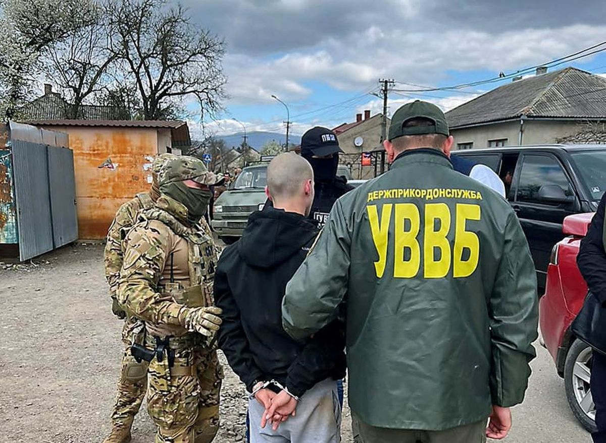 Прикордонника із Закарпаття затримали за сприяння у втечі призовників закордон 