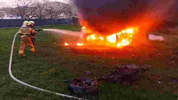 24-річна водійка у Косові зіткнулася з парканом, автомобіль згорів 